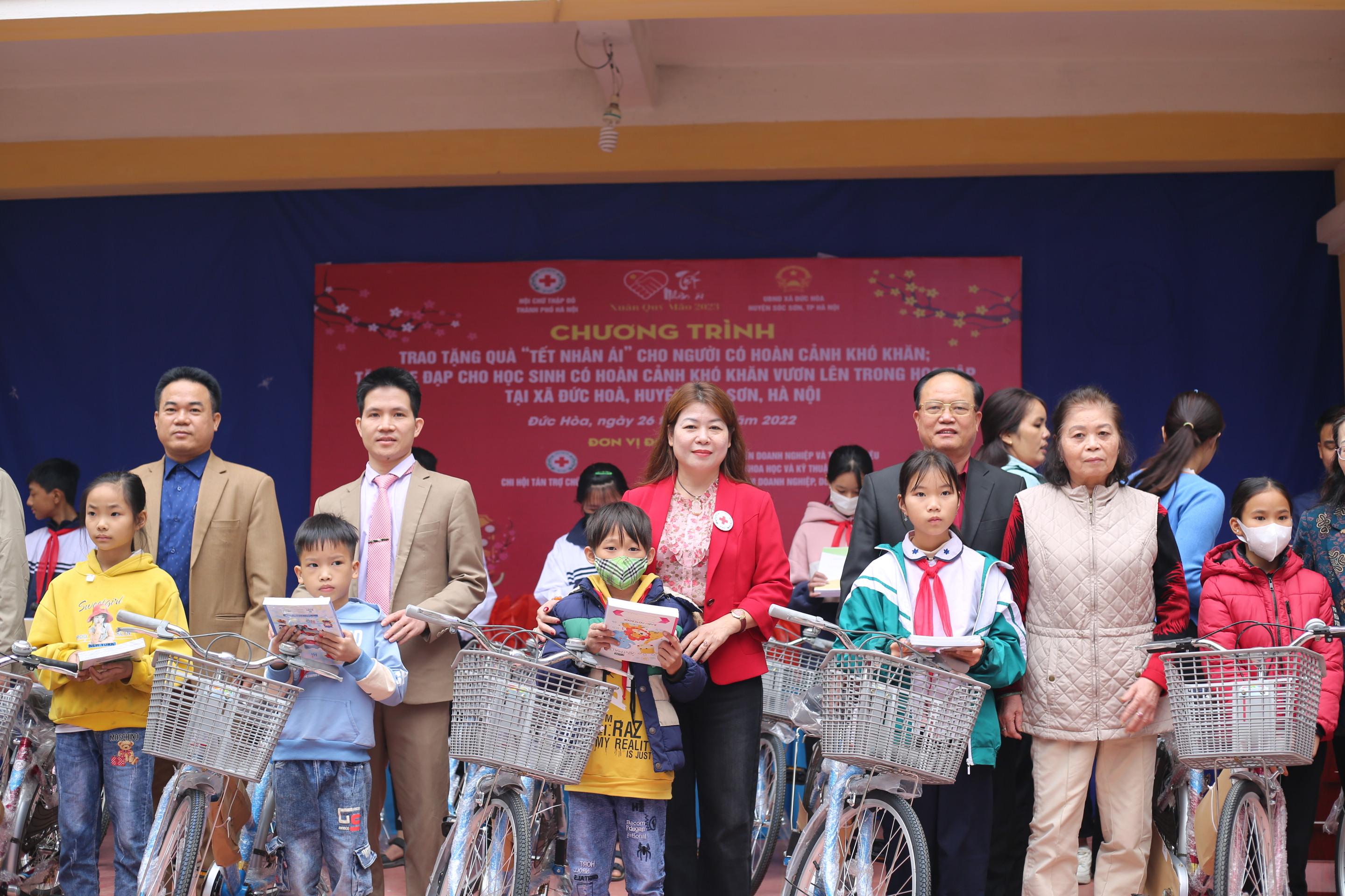 26/12, Trao 15 xe đạp và 100 phần quà cho học sinh nghèo hiếu học tại xã Đức Hòa